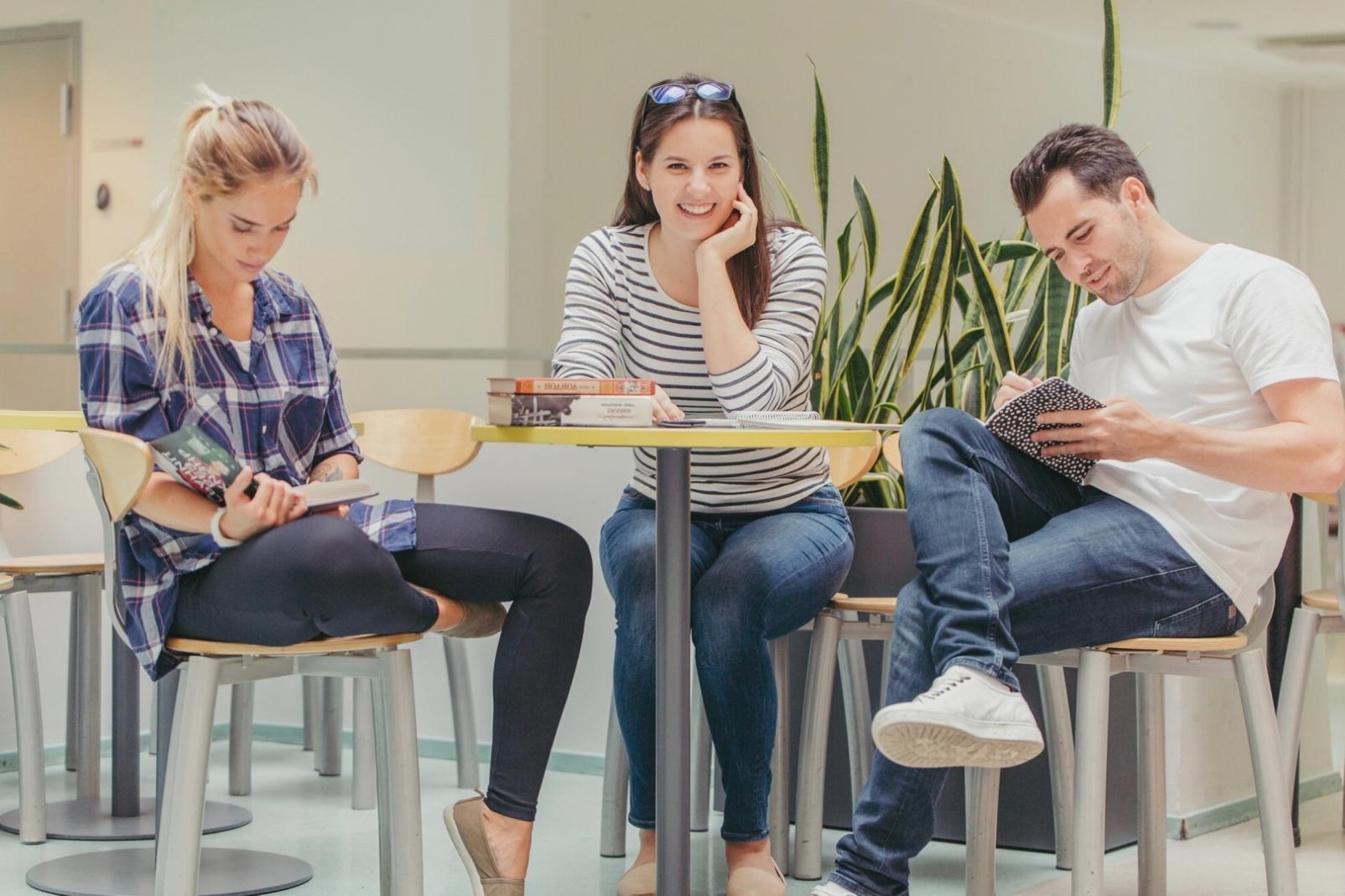 Finanzanalyse am Arbeitsplatz mit Dokumenten und Laptop